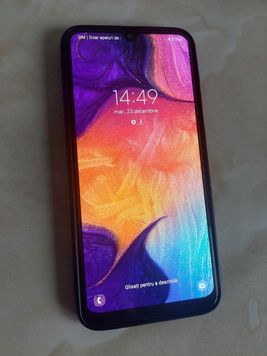Vând Samsung Galaxy A50 fisurat dar perfect funcțional //poze reale