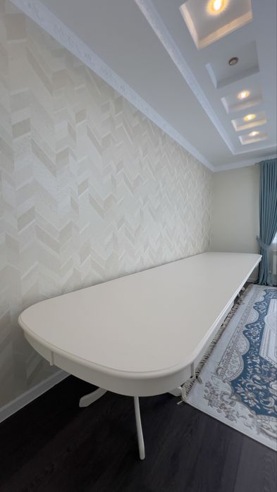 Продаётся малазийский обеденный стол