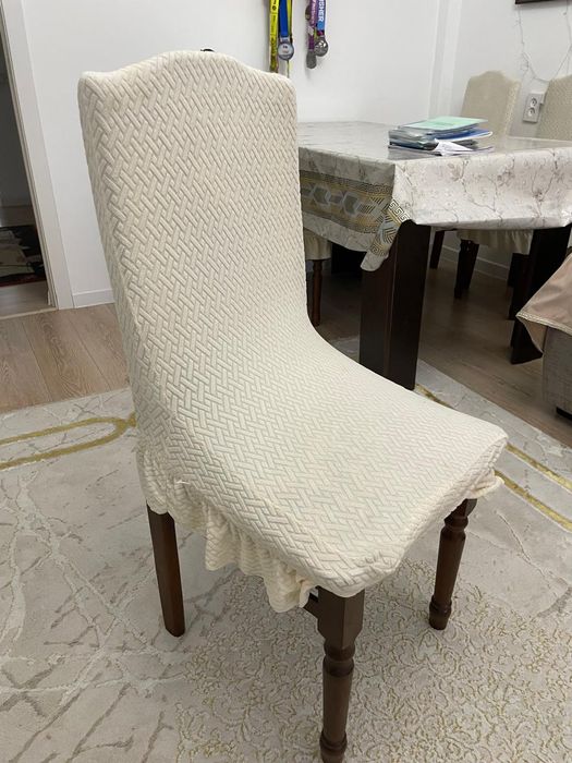 Стол и стулья в гостиную