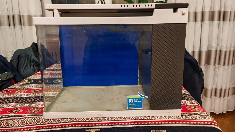 Продам китайский заводской акриловый аквариум около 20 лит.