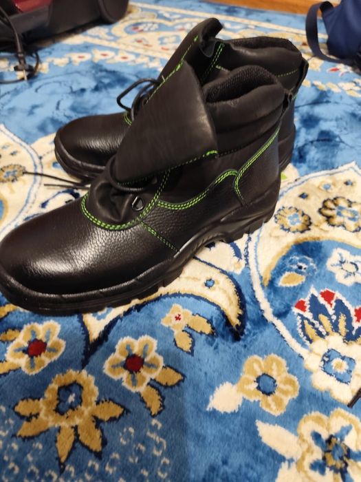 Продаю новую спец обувь