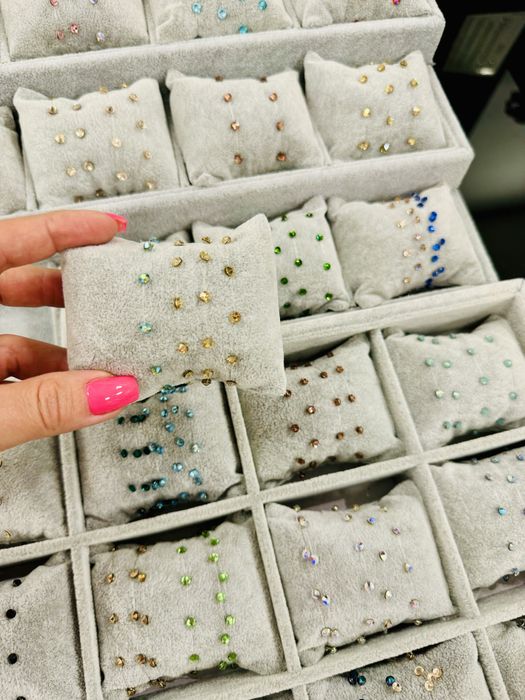 Гривнички на корда с камъчета Сваровски