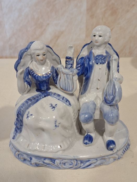 Порцеланови фигурки и кутия