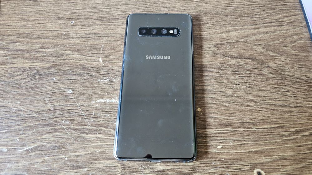 Samsung S10+ citeste anuntul