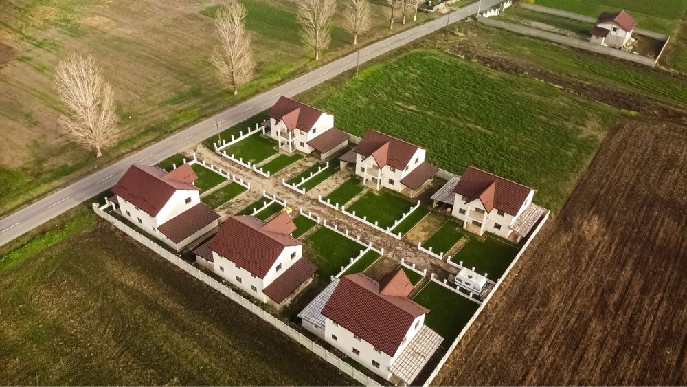 Ansamblu rezidențial – case moderne într-un cadru privat