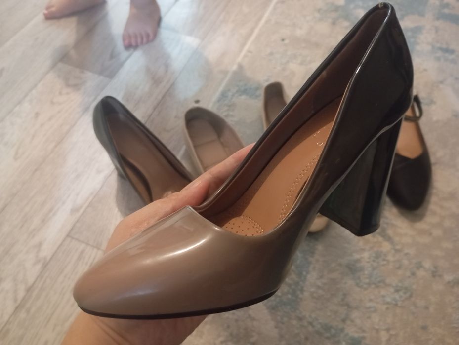 Продам женскую обувъ