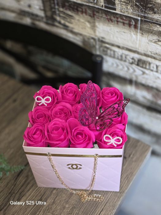 Cutie cu trandafiri din sapun