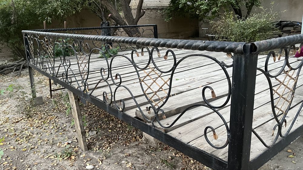 Топчан крепким металлокаркасом и коваными элементами