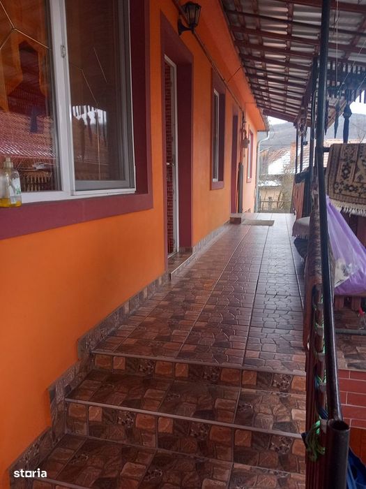 Casa cu etaj,cu garaj, mobilată, utilată, imediat ocupabila Campenita