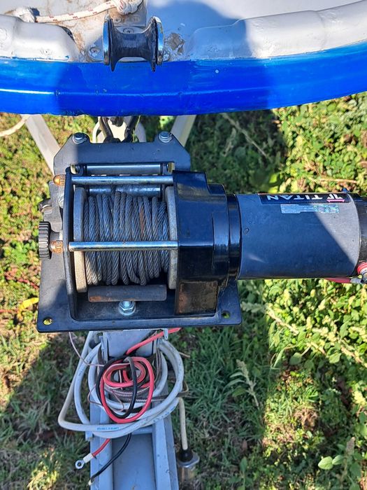 Лодка за риболов и разходка - тримаран, върви с мотор и колесар.