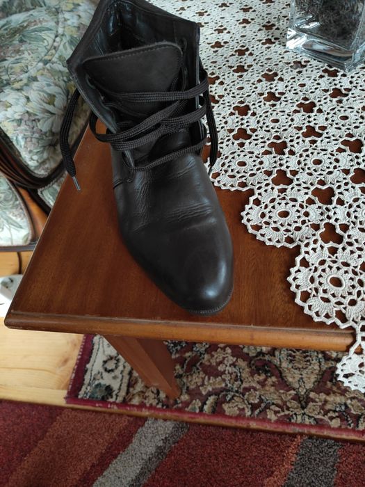 Vând ghete mărimea 39.