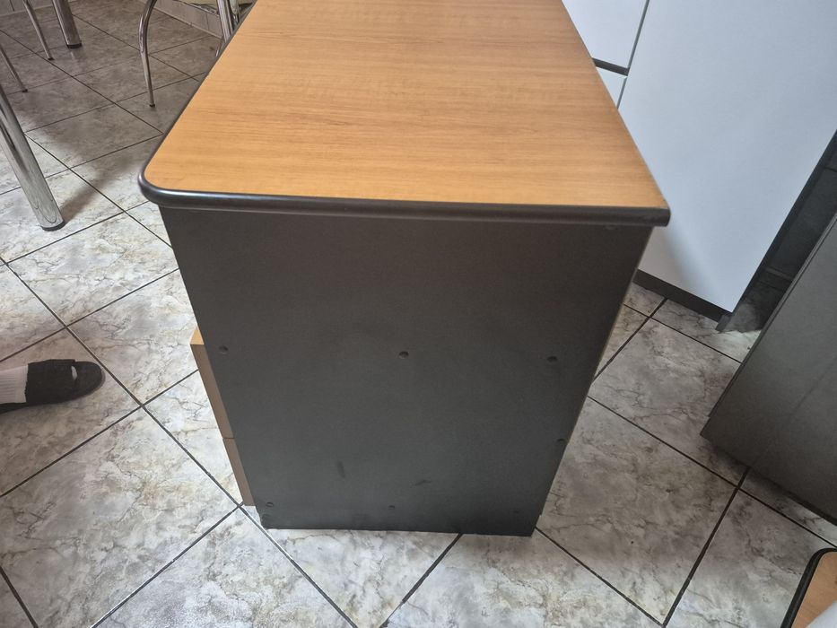 Vând comodă în stare bună