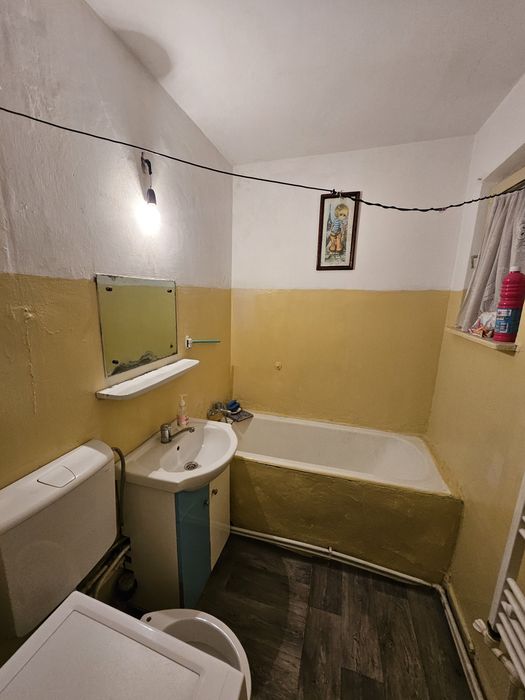 Închiriez apartament cu 2 camere