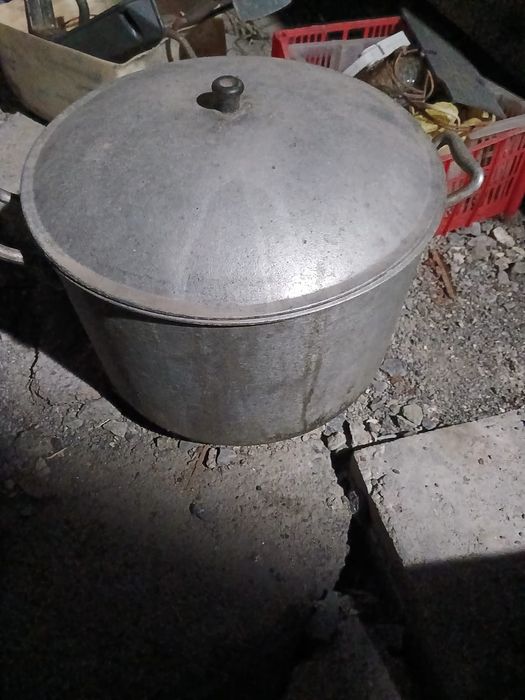 Кастрюлю чугунную продам