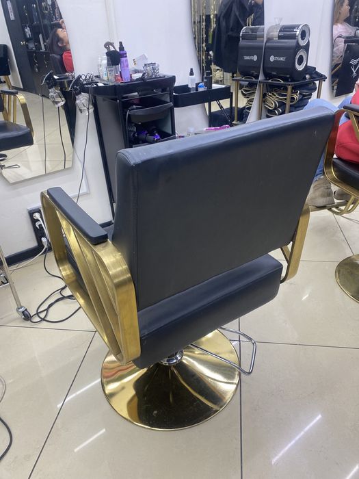Продам кресло парикмахерское