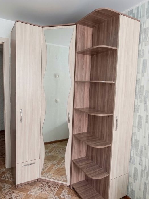 Продам  угловой шкаф с зеркалом