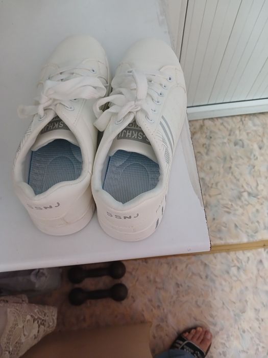 Кроссовки белые - 39 размер