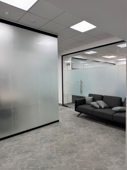 Стеклянный перегородки и витражи