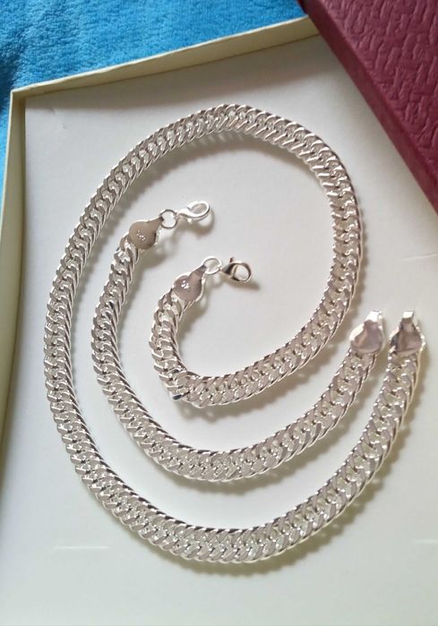 Масивен, нов сребърен комплект в кутия за подарък.