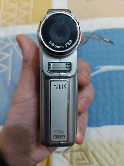 Продавам дигитална видеокамера AIRIS MPEG4