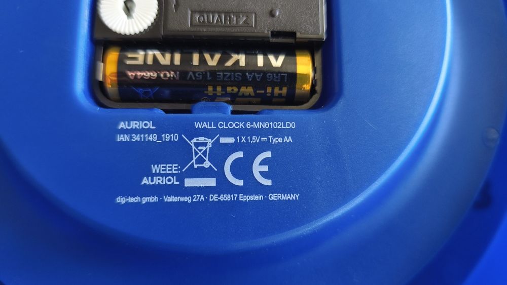 Продавам стенен часовник за детска стая с миньони