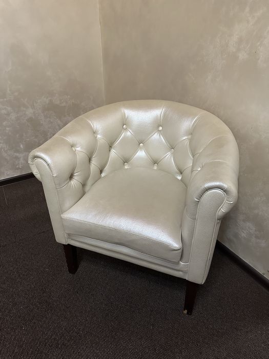 Продам кожаные кресла