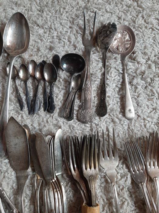 Diferite tacâmuri, cuțite,lingurițe,linguri,polonice  argint și suflat