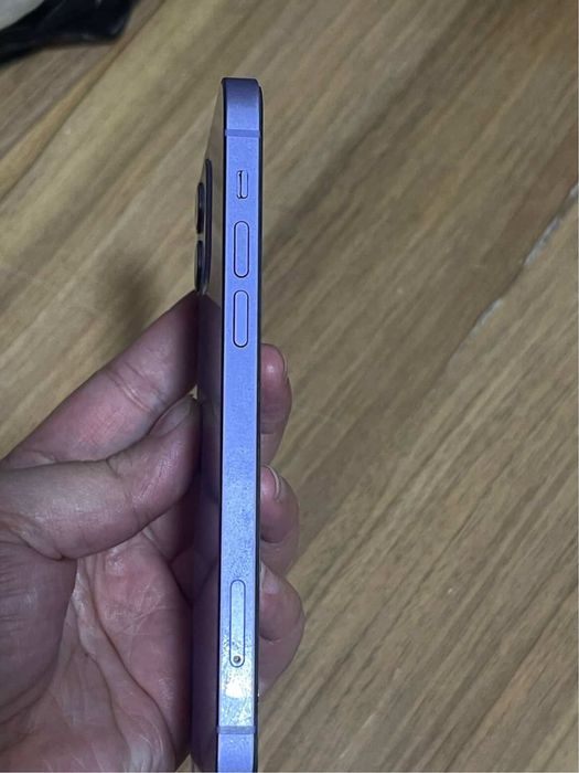 Iphone 12 o’zi batariya 78% xotira 64 Gb karobka dokument bor