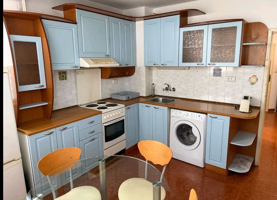 Запазена голяма кухня