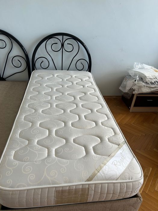 Продавам подматрачна рамка, размер 160/200 см на цена 80€ и единичен матрак Royal Bonell. Цена 130€.