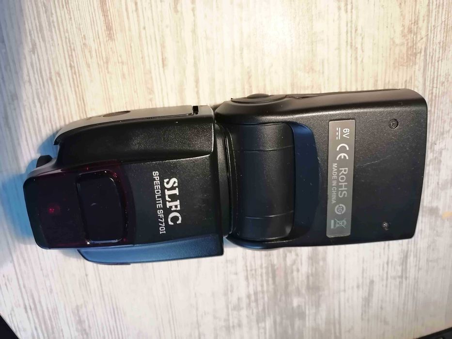 Продавам универсална фотосветкавица -SF 770 I