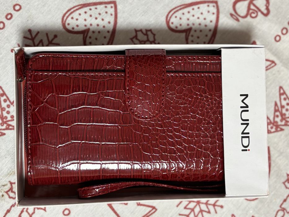 Чисто нов голям червен портфейл на цена 30 лв.