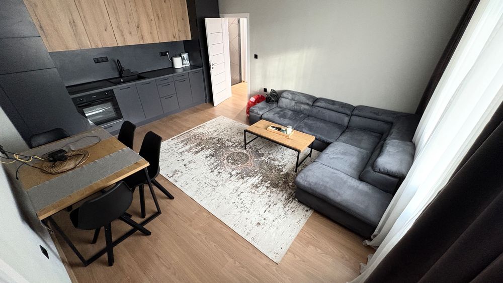 Дава се под наем Тристаен апартамент в Варна, Базар Левски - 100 кв.м за 1020 € - Снимка #2