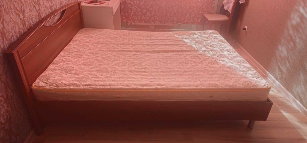 Двухспальная б/у кровать