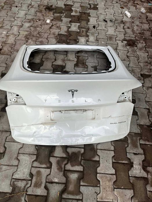 Заден капак за Тесла Y ударен но поправим