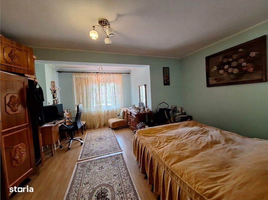Casă cu 6 camere, curte și mansardă Bacău