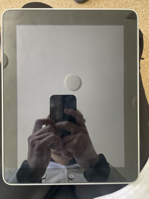 Продам iPad 1 — рабочий, в хорошем состоянии