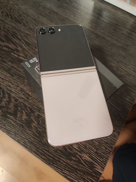 Продавам Samsung galaxy z flip5 512 гигабайта в отлично състояние