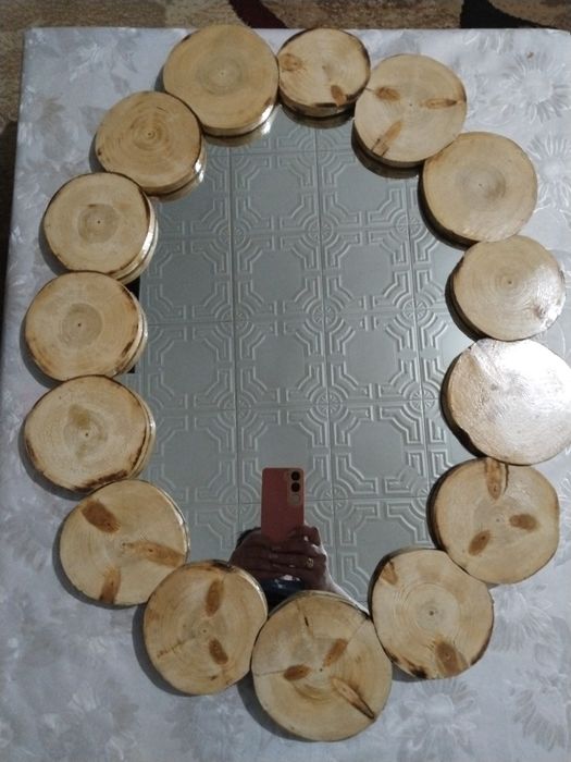 Зеркало в рамке со спила