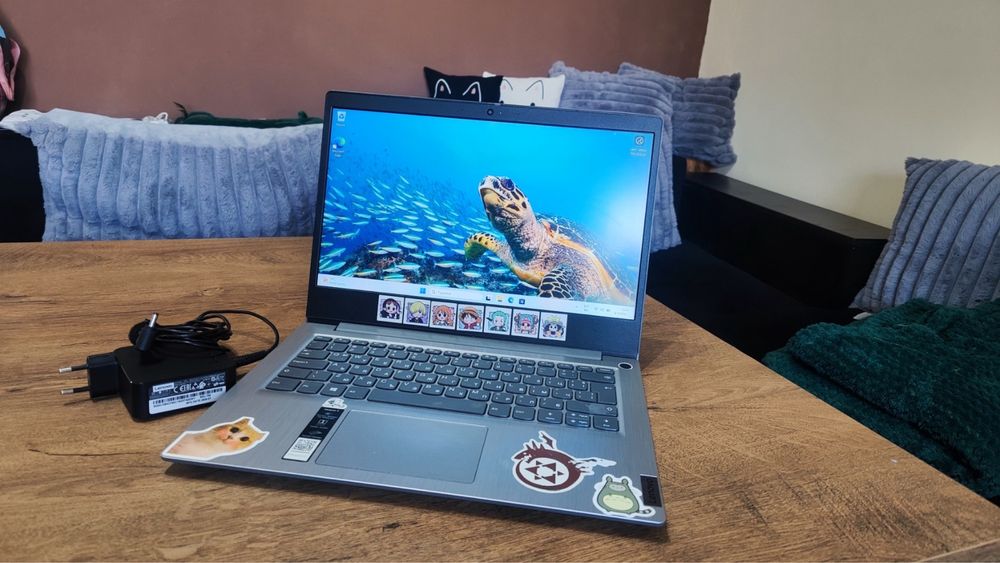 Лаптоп с Intel Core i3 (10th Gen) / Windows 11 Pro + Office