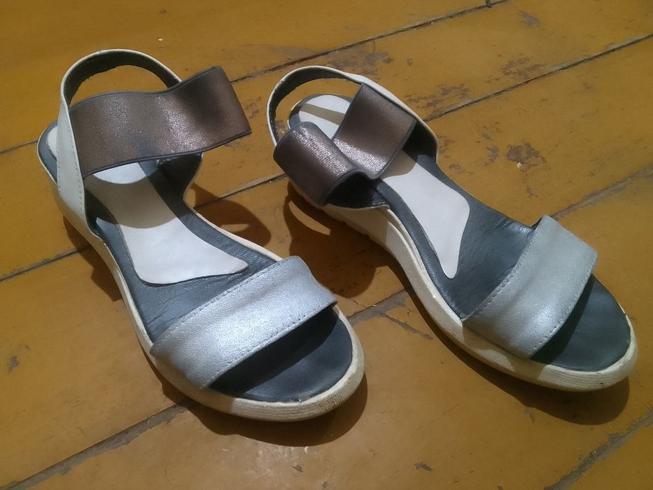 Бляскави сандали