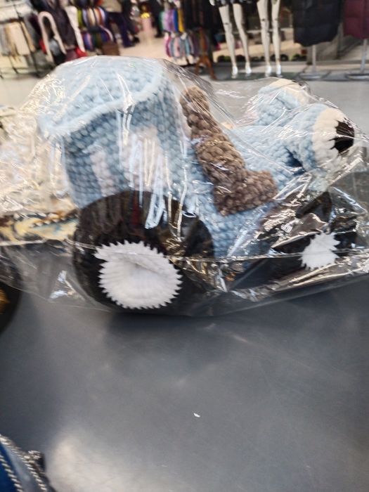 Вязаная игрушка Синий Трактор