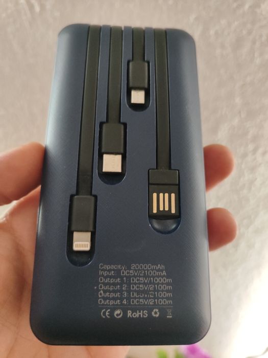 Внешний аккумулятор Power Bank 20 000 мАч, 4 кабеля для зарядки.