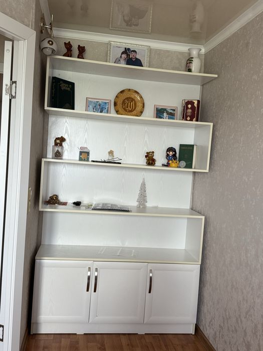 Школьный стол и полка этажерка