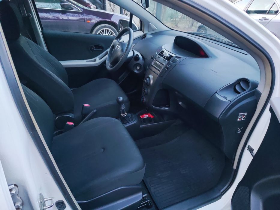 Vând Toyota Yaris 2011