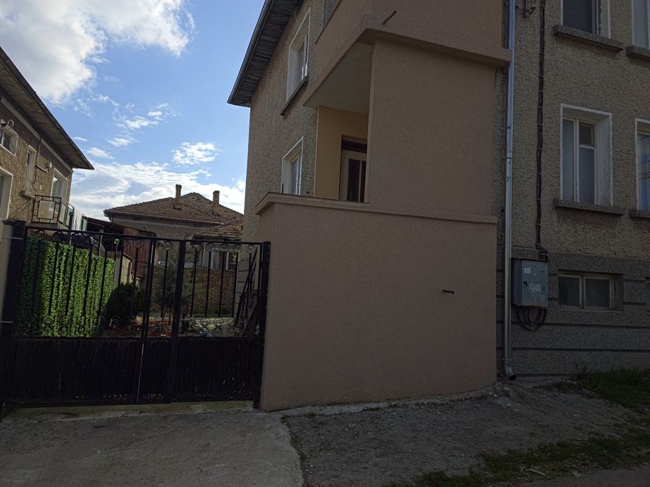 Продава се  3 етажна къща със приземен етаж  108 квадрата на етаж.