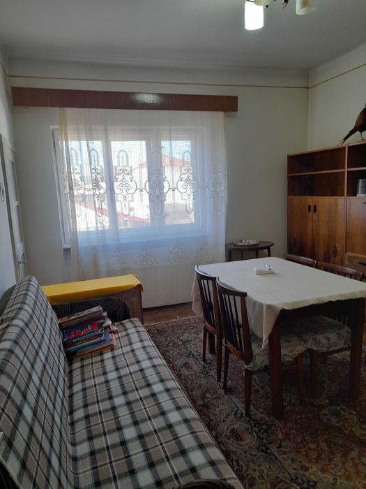 Casa cu etaj , 4 camere , central , acces in curte cu masina