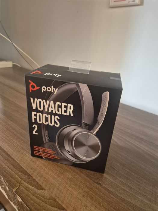Casti Poly Voyager Focus2 UC - cu stand de incarcare