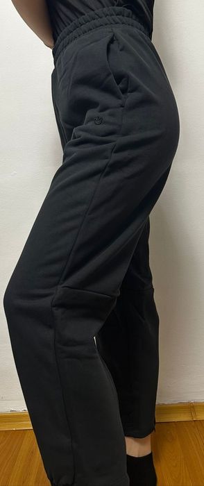 Pantaloni adidas noi cu etichetă
