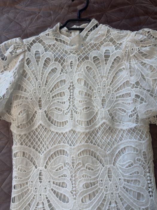 Бяла рокля с дантелен десен